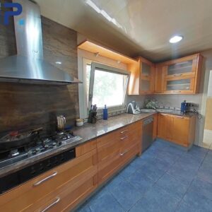 Casa a punt per entrar a viure amb dos grans zones d'aparcament.