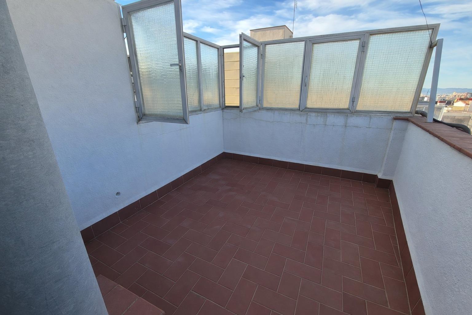 SOBREATICO EN VENTA CON 2 TERRAZAS EN ZONA FONT DE LA GUATLLA (BARCELONA)