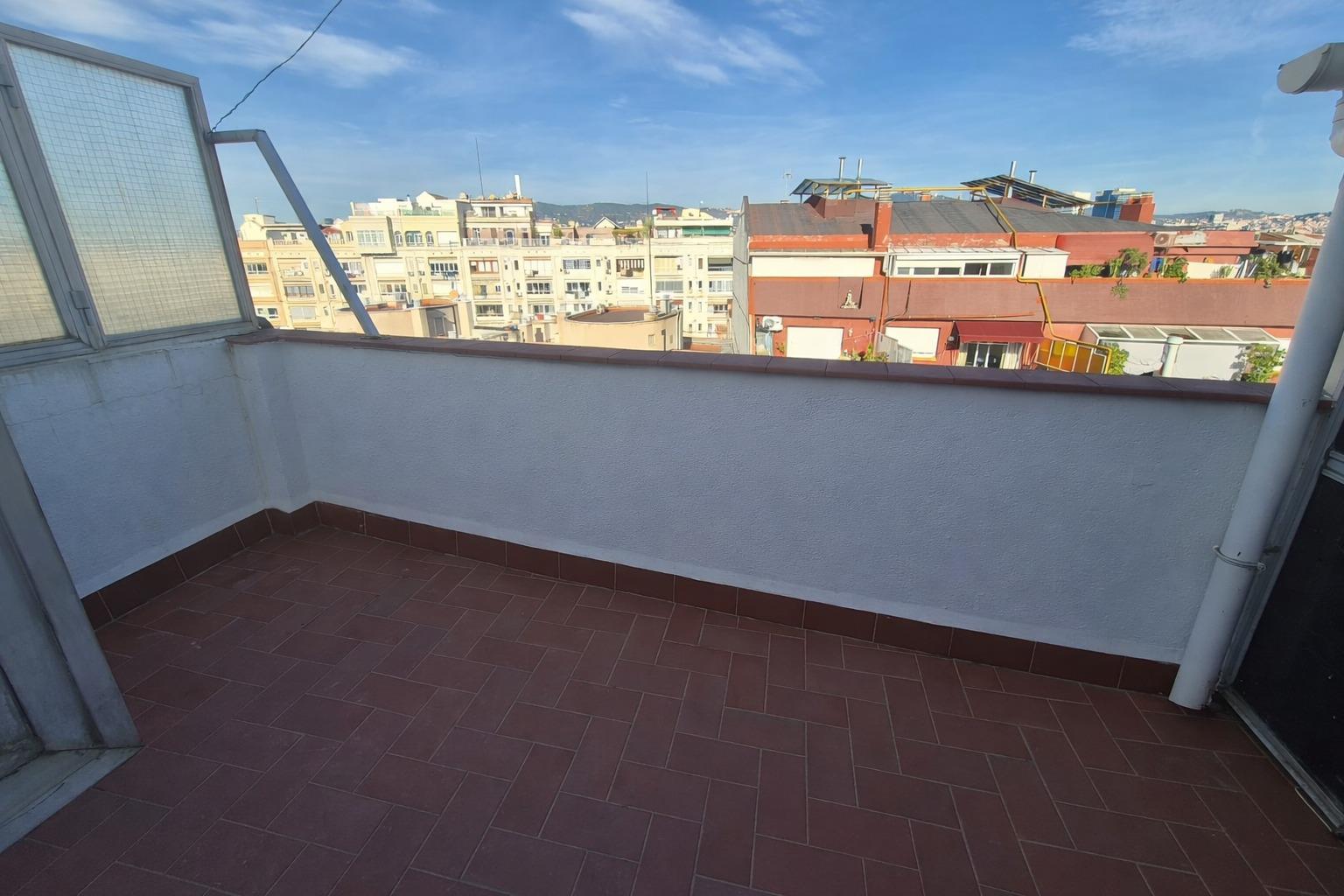 SOBREATICO EN VENTA CON 2 TERRAZAS EN ZONA FONT DE LA GUATLLA (BARCELONA)