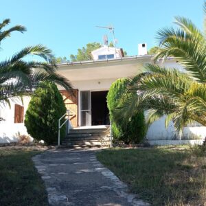 Casa d'una planta amb piscina amb terrey pla de 2829m²