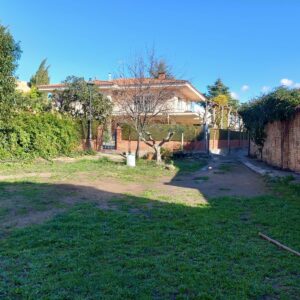 Conjunto urbano residencial + industrial a reformar con opción a patio.