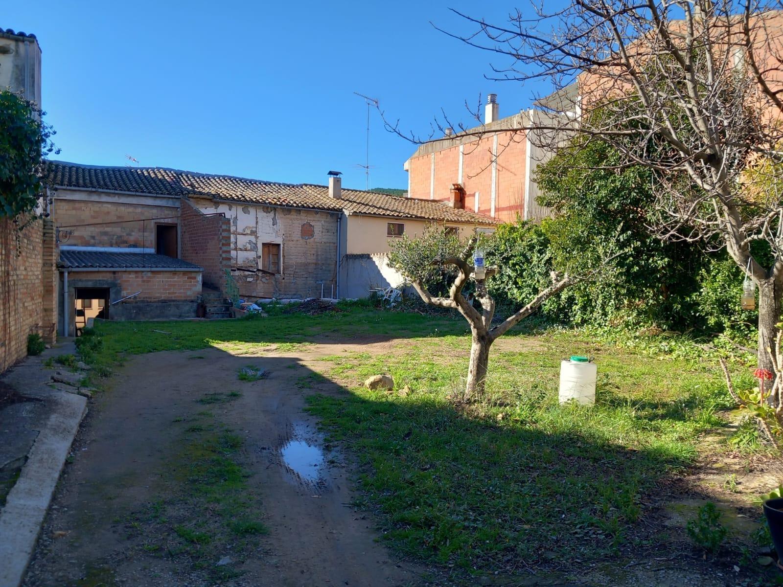 Conjunto urbano residencial + industrial a reformar con opción a patio.