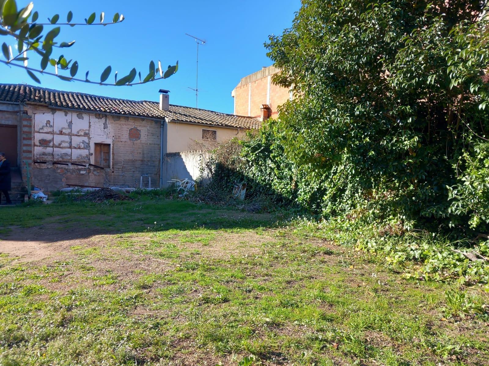 Conjunto urbano residencial + industrial a reformar con opción a patio.