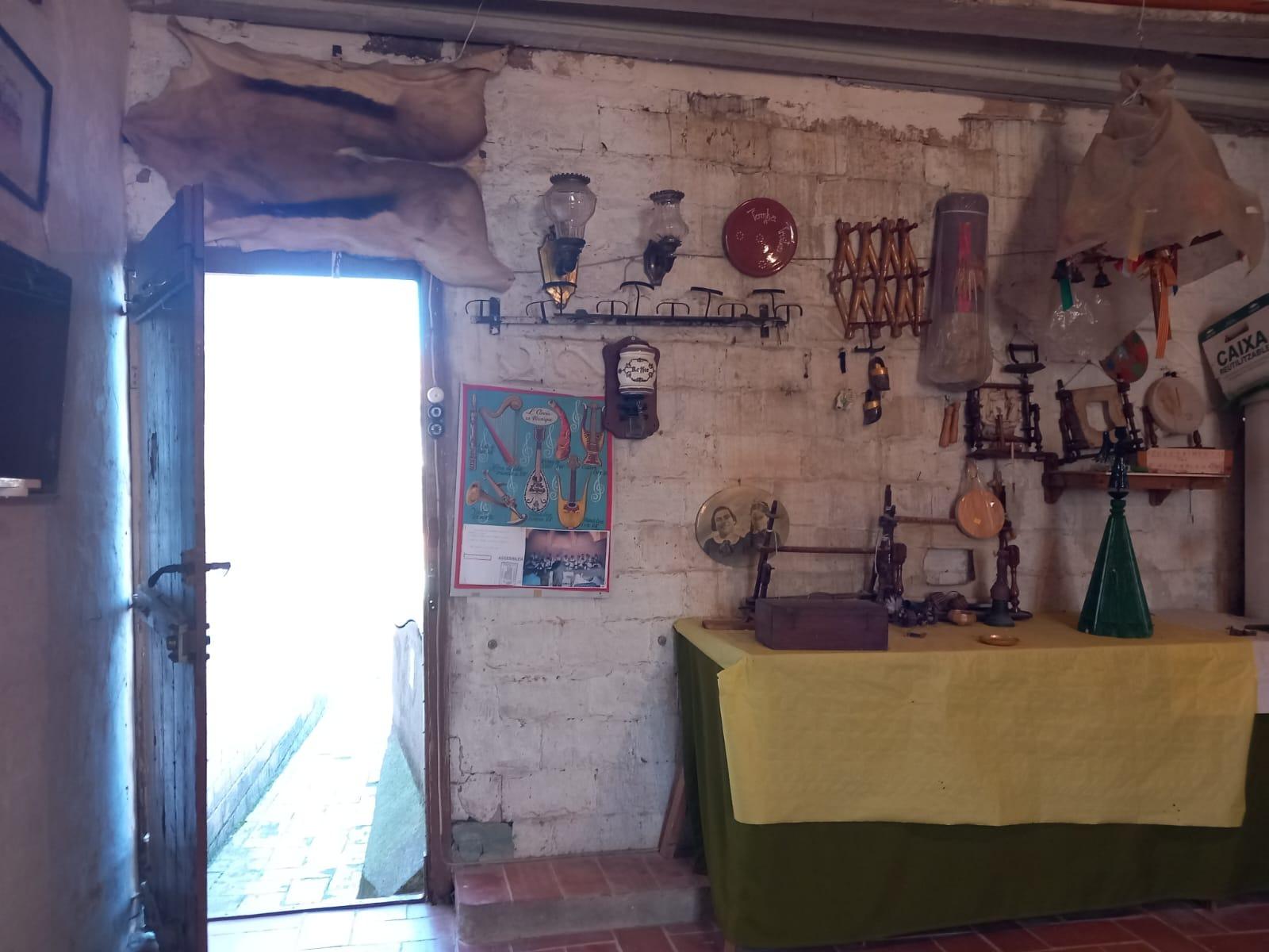 Conjunto urbano residencial + industrial a reformar con opción a patio.