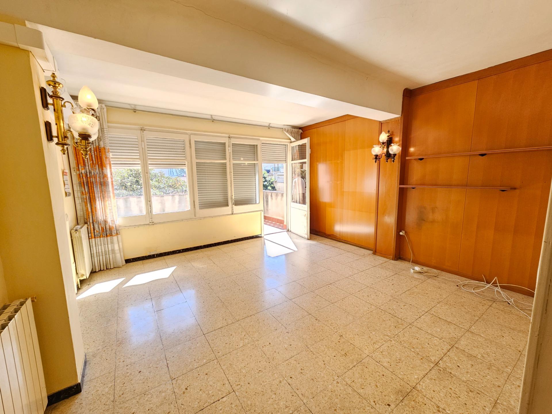 Casa de dos plantas con garaje amplio en Vilafranca del Penedès