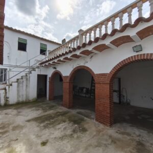 Casa de dos plantas con dos terrenos y 5 habitaciones