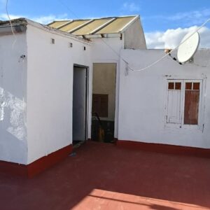 Edifici en venda amb local comercial i dos habitatges – Gran potencial