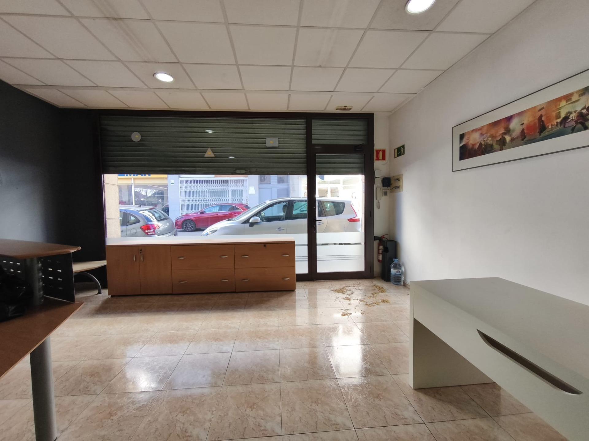 Es lloga excel·lent local al Poble Nou