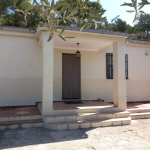 Casa a quatre vents d'una planta en parcel·la plana de 1836m²