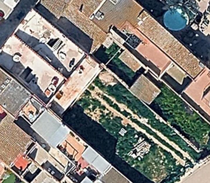 Casa per rehabilitar de dues plantes més pati a la Ràpita.